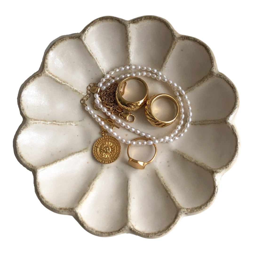 Porcelain Rinka Plate 14cm with jewelry, showcasing Japanese craftsmanship and elegant design.