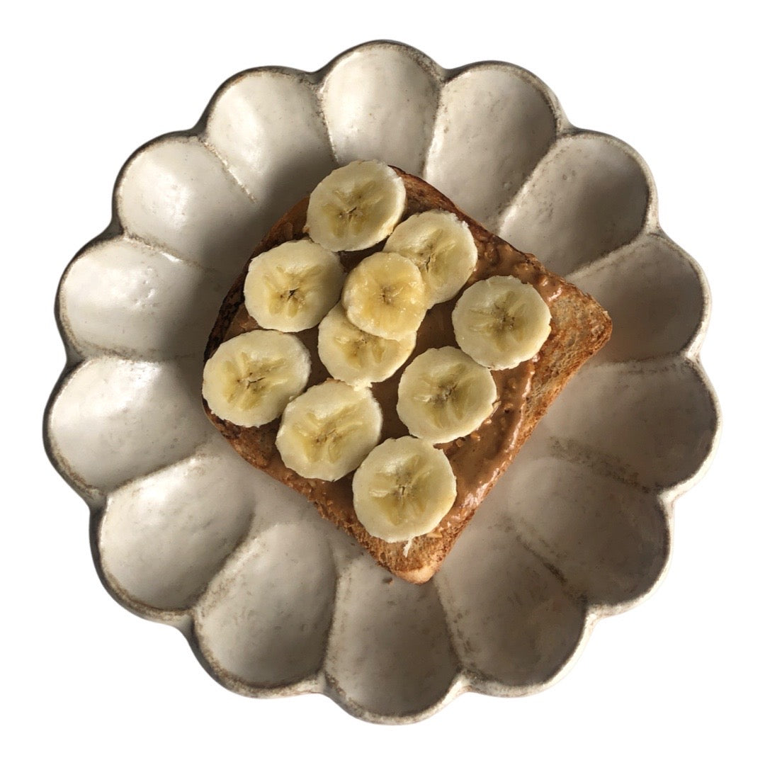Rinka Plate 21cm with sliced banana on toast, showcasing unique scalloped design and Japanese craftsmanship.