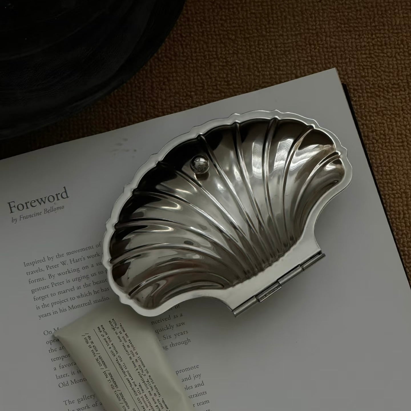 Estuche vintage de plata con forma de concha