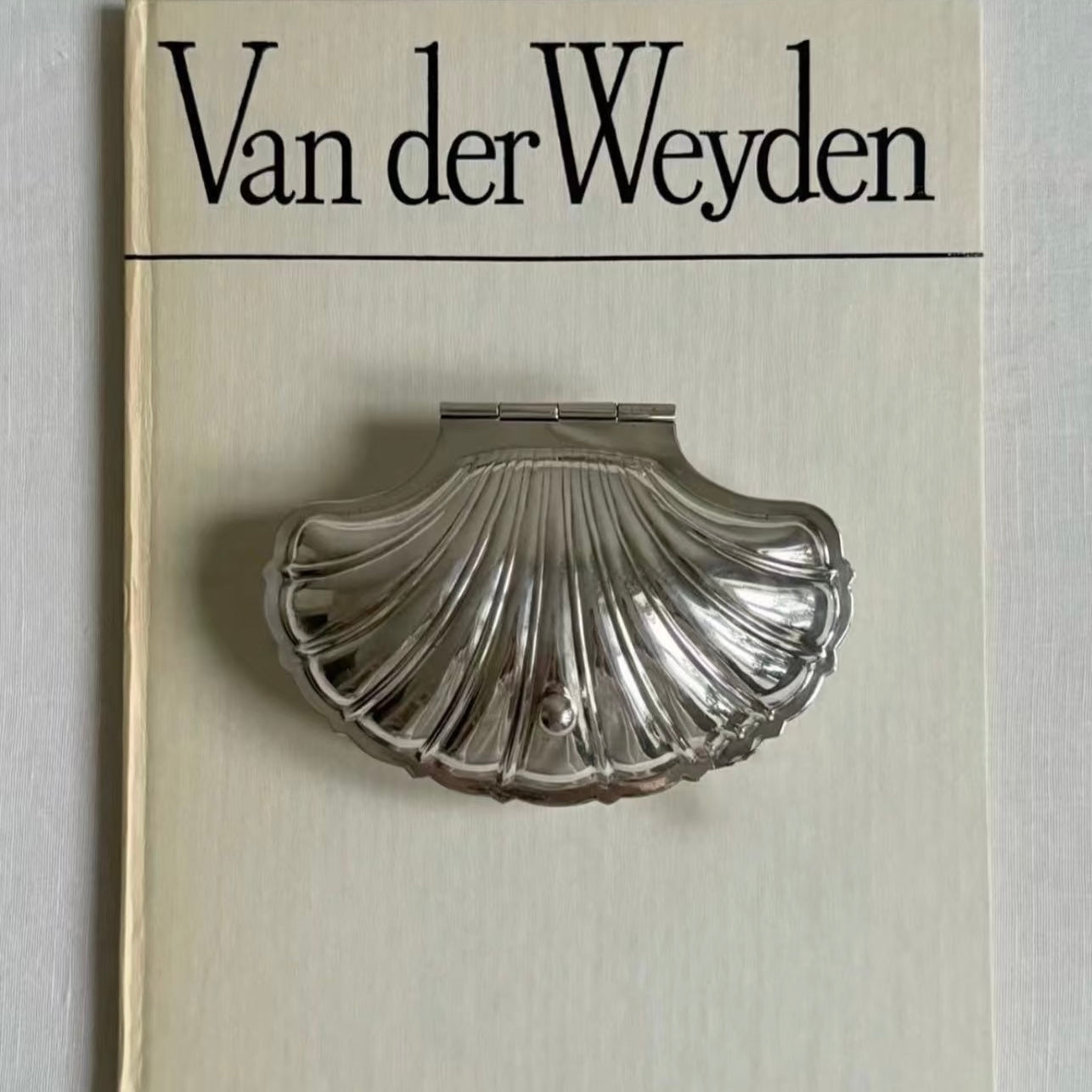 Estuche vintage de plata con forma de concha