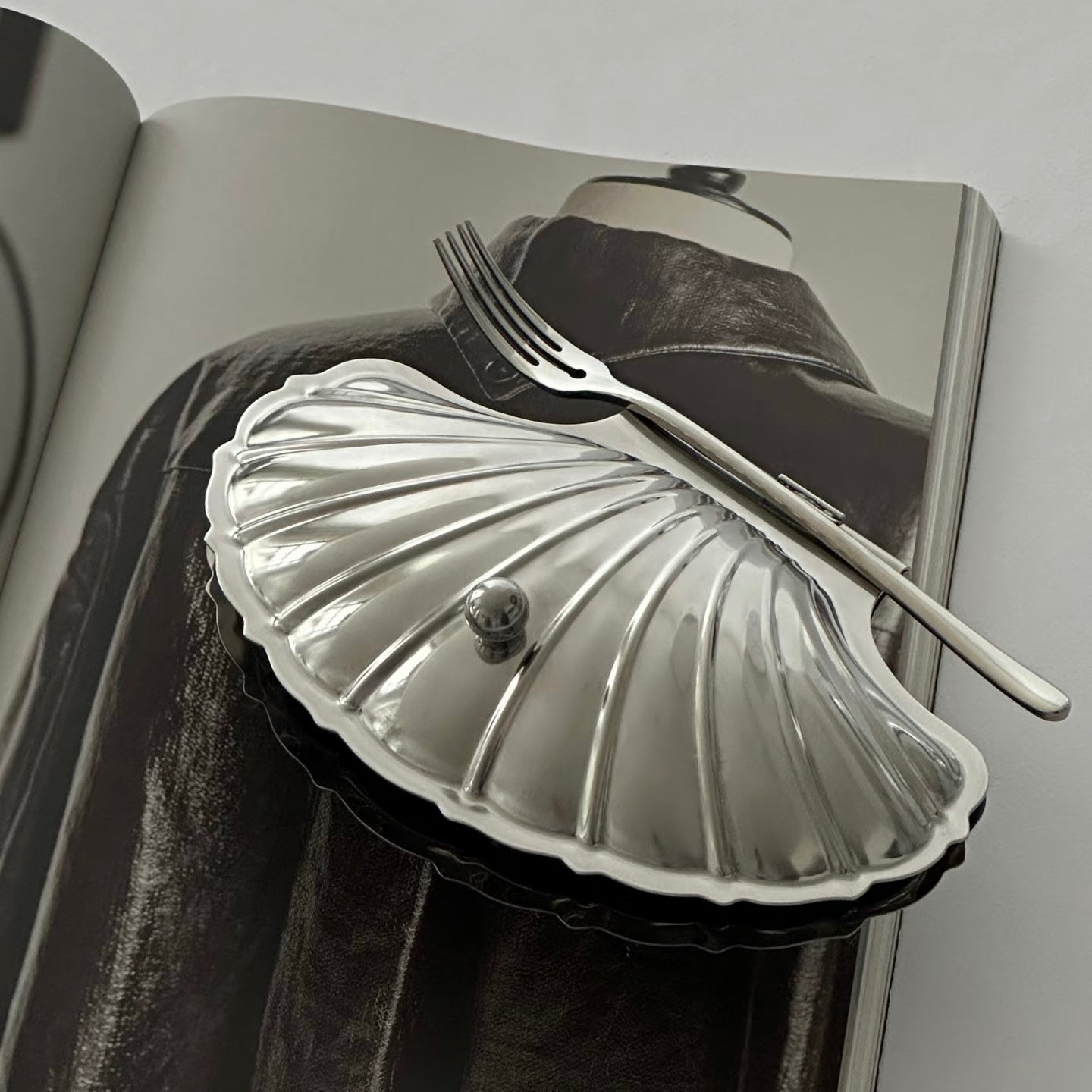 Estuche vintage de plata con forma de concha