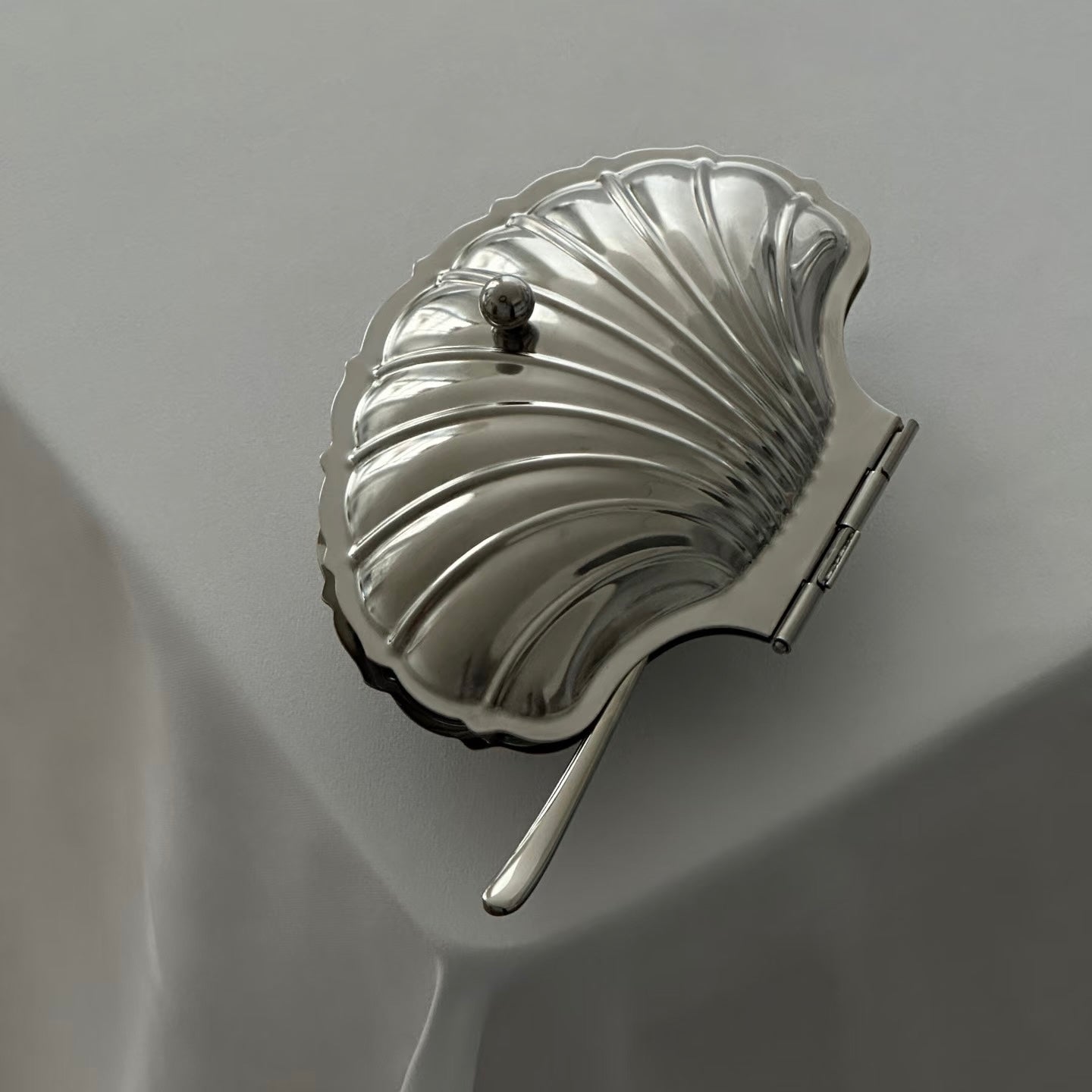Estuche vintage de plata con forma de concha