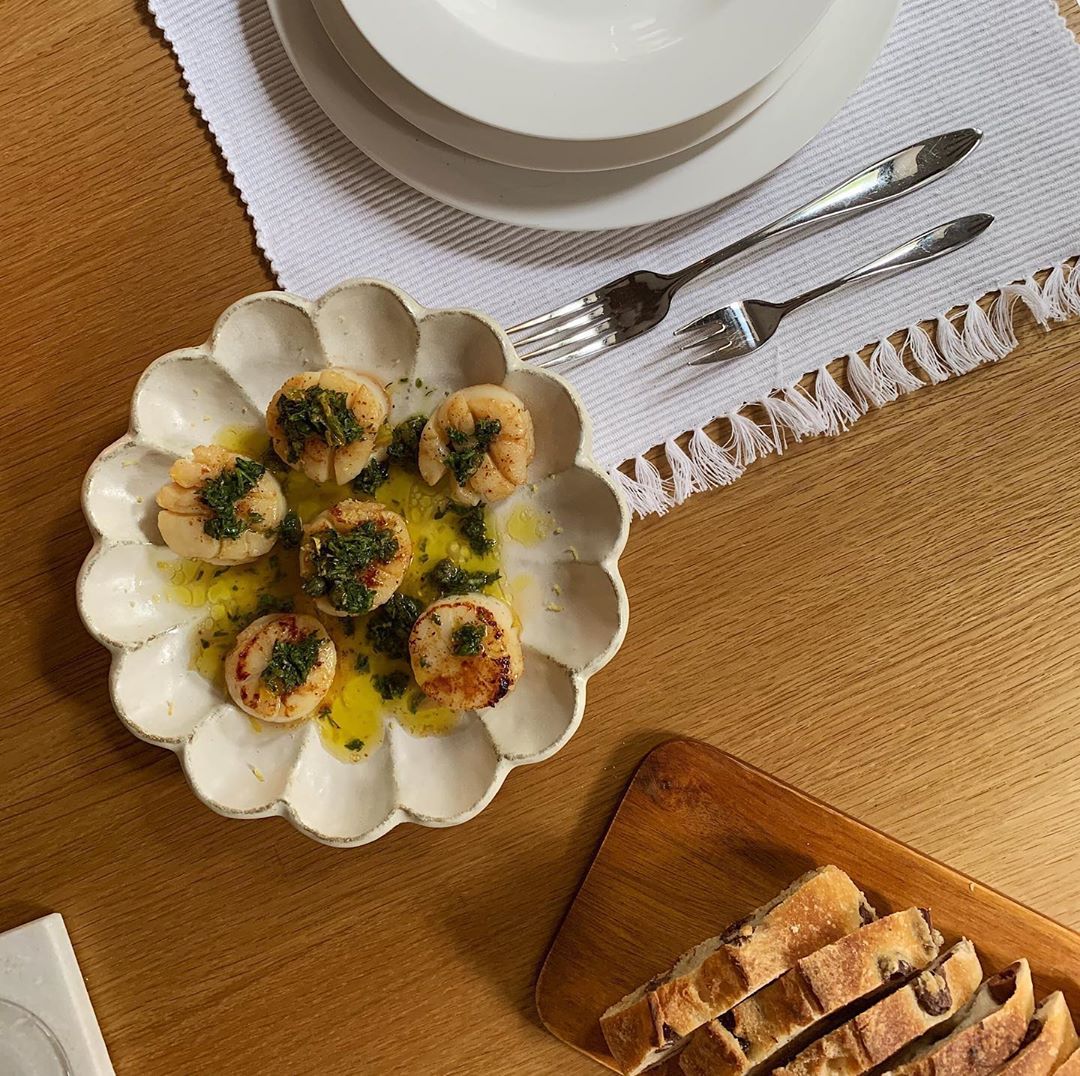 Scallops served on 21cm Rinka Plate by Kaneko Kohyo, showcasing handcrafted Japanese porcelain elegance on dining table.