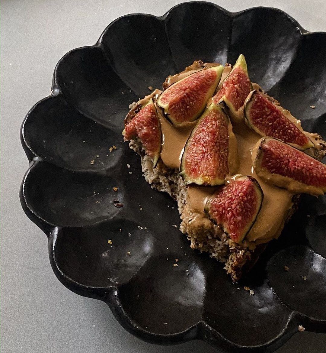 Rinka Plate 21cm with fig and nut butter toast, showcasing elegant Japanese porcelain craftsmanship by Kaneko Kohyo.