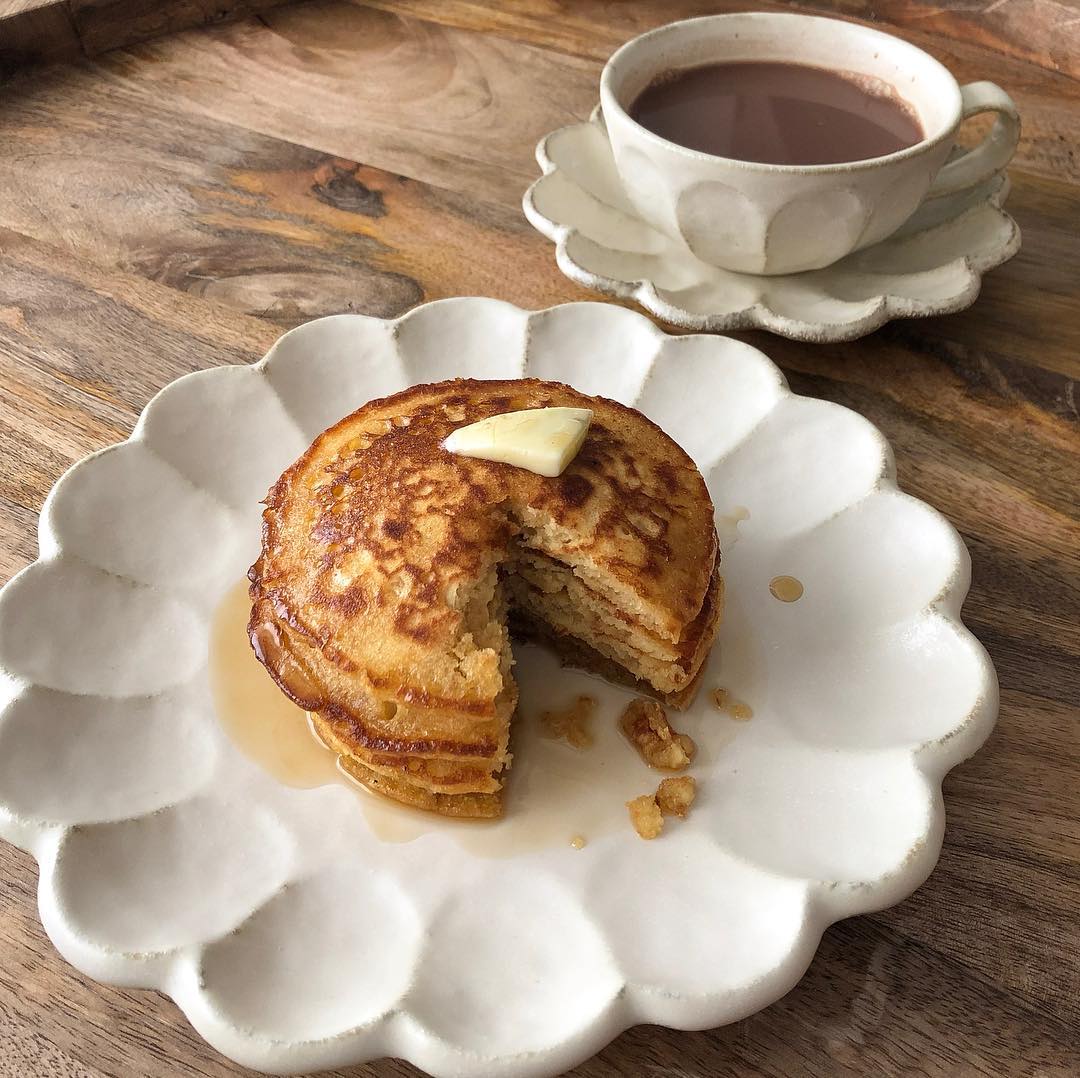 Pancakes with butter and syrup on a Rinka porcelain plate, paired with coffee in a matching Rinka mug, showcasing elegant Japanese craftsmanship.