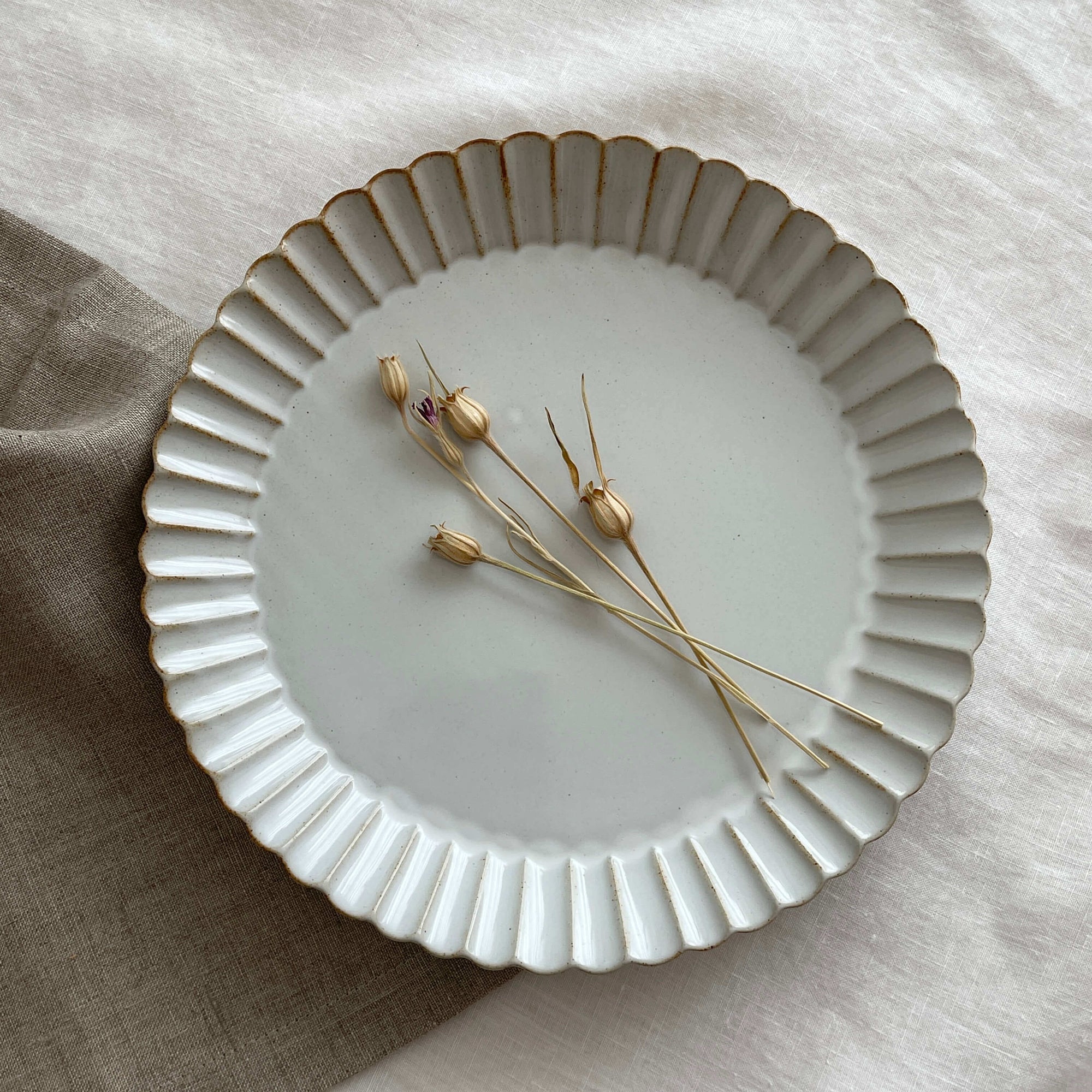 Elegant Marumitsu Barbarie plate with petal-like rim and decorative accents, ideal for adding sophistication to any meal setting.