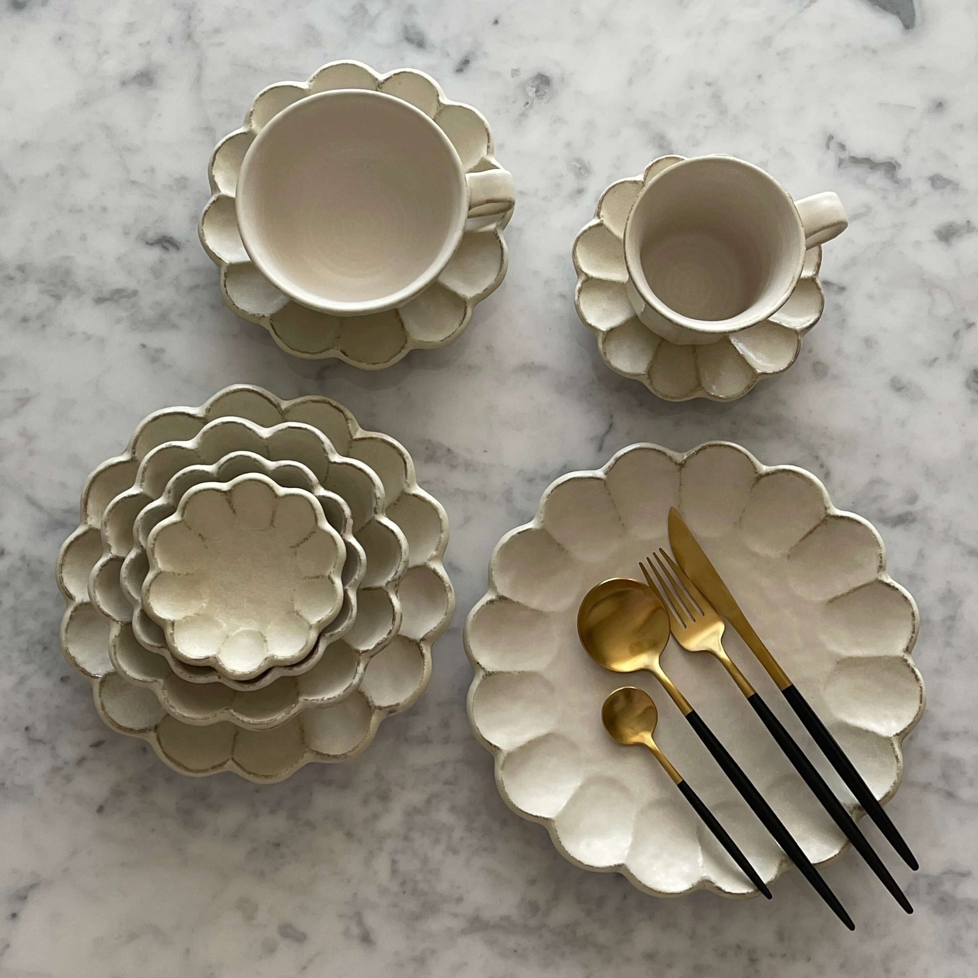 Elegant Rinka Bundle 2 tableware with flower petal design, showcasing Japanese craftsmanship by designer Kaneko Kohyo.