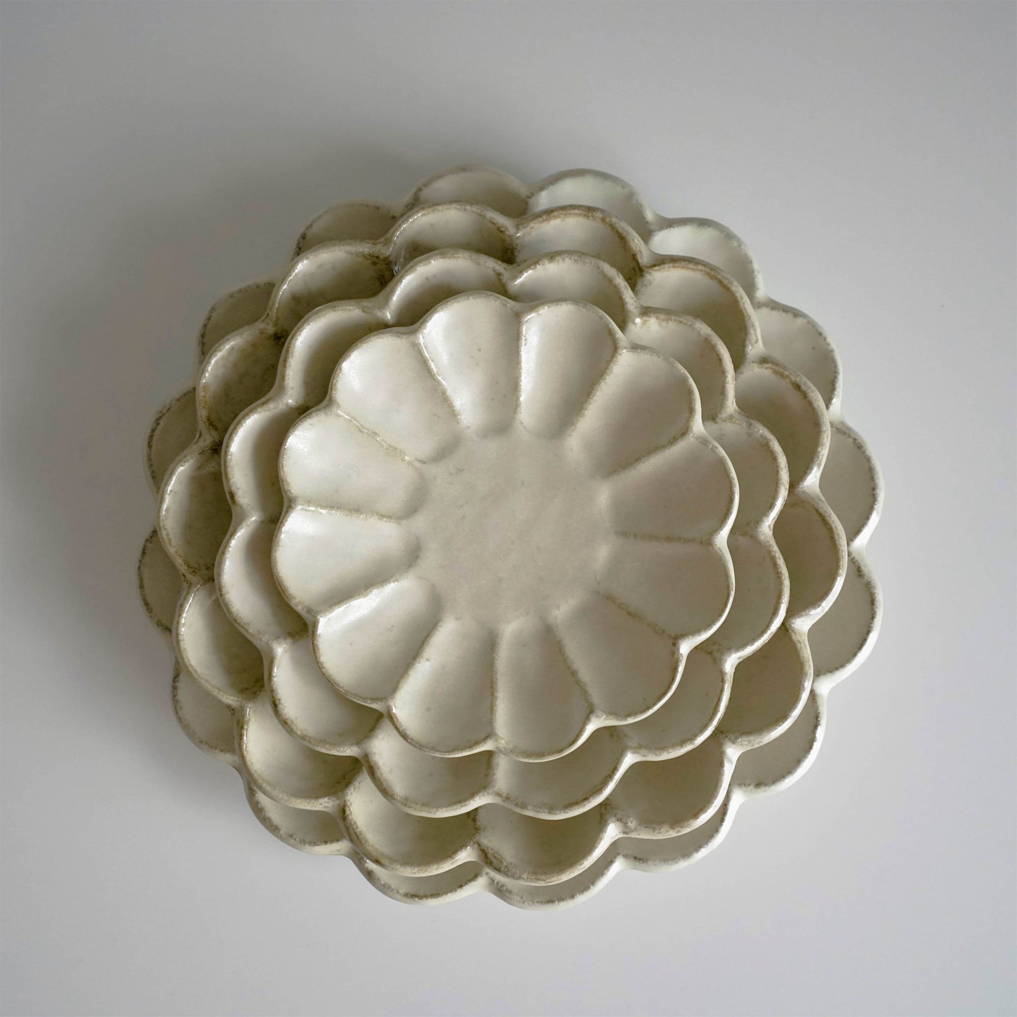 Elegant Rinka Plate 21cm by Kaneko Kohyo, handcrafted porcelain with flower-like design, perfect for enhancing your table setting.