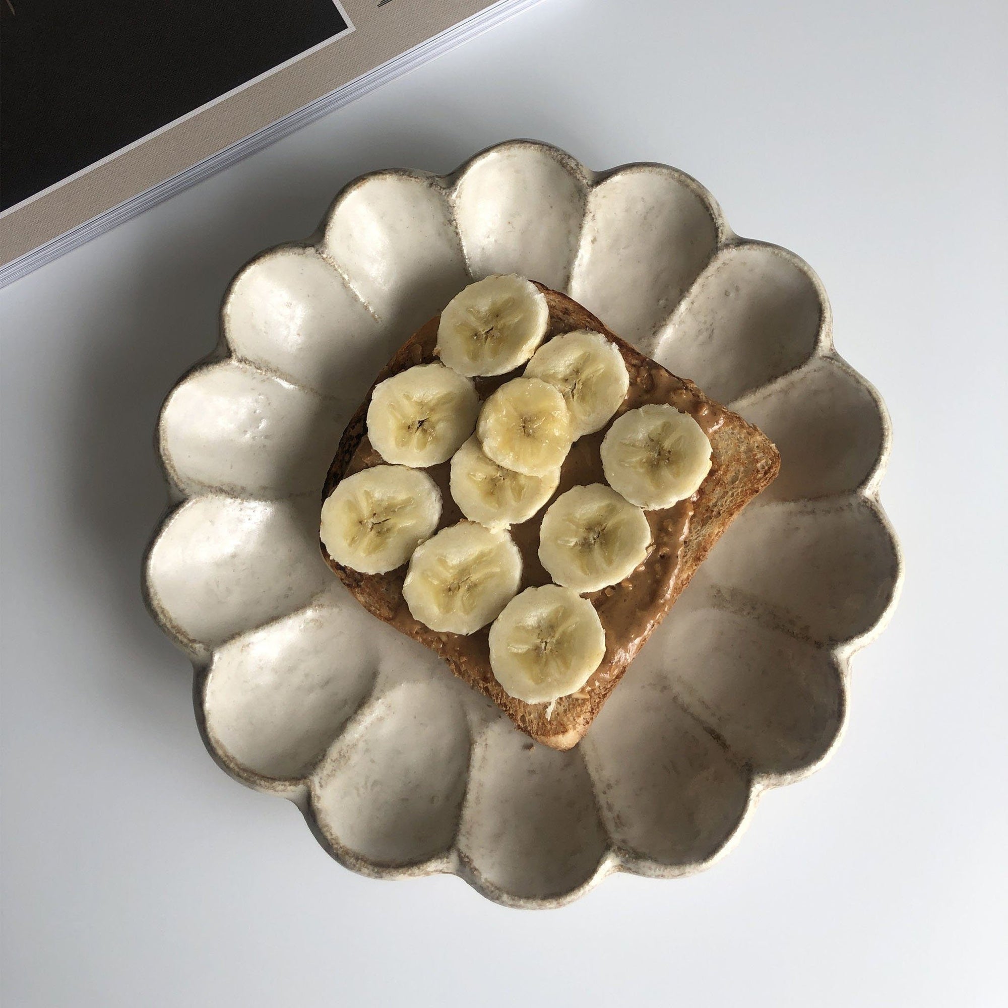 Rinka Plate 21cm with toast and banana slices, showcasing elegant porcelain craftsmanship by Kaneko Kohyo, Japan.