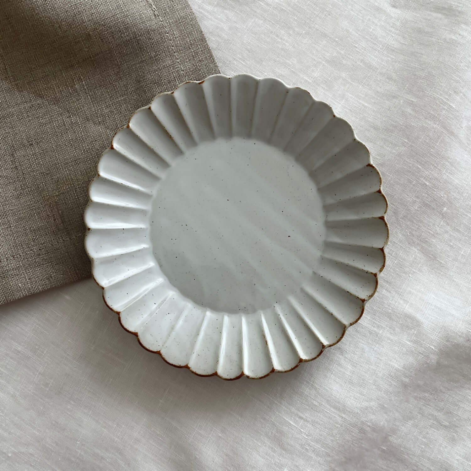Marumitsu Barbarie plate with petal-like rim relief, perfect for serving meals with elegance, inspired by French duck design.