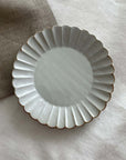 Marumitsu Barbarie plate with petal-like rim relief, perfect for serving meals with elegance, inspired by French duck design.