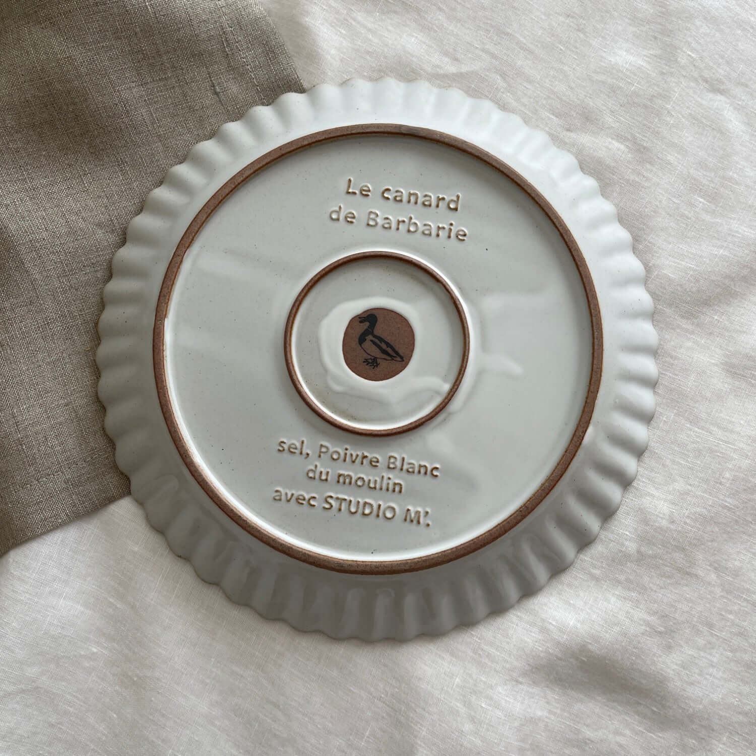 Marumitsu Barbarie plate base, featuring pottery material details and French text on a textured surface.
