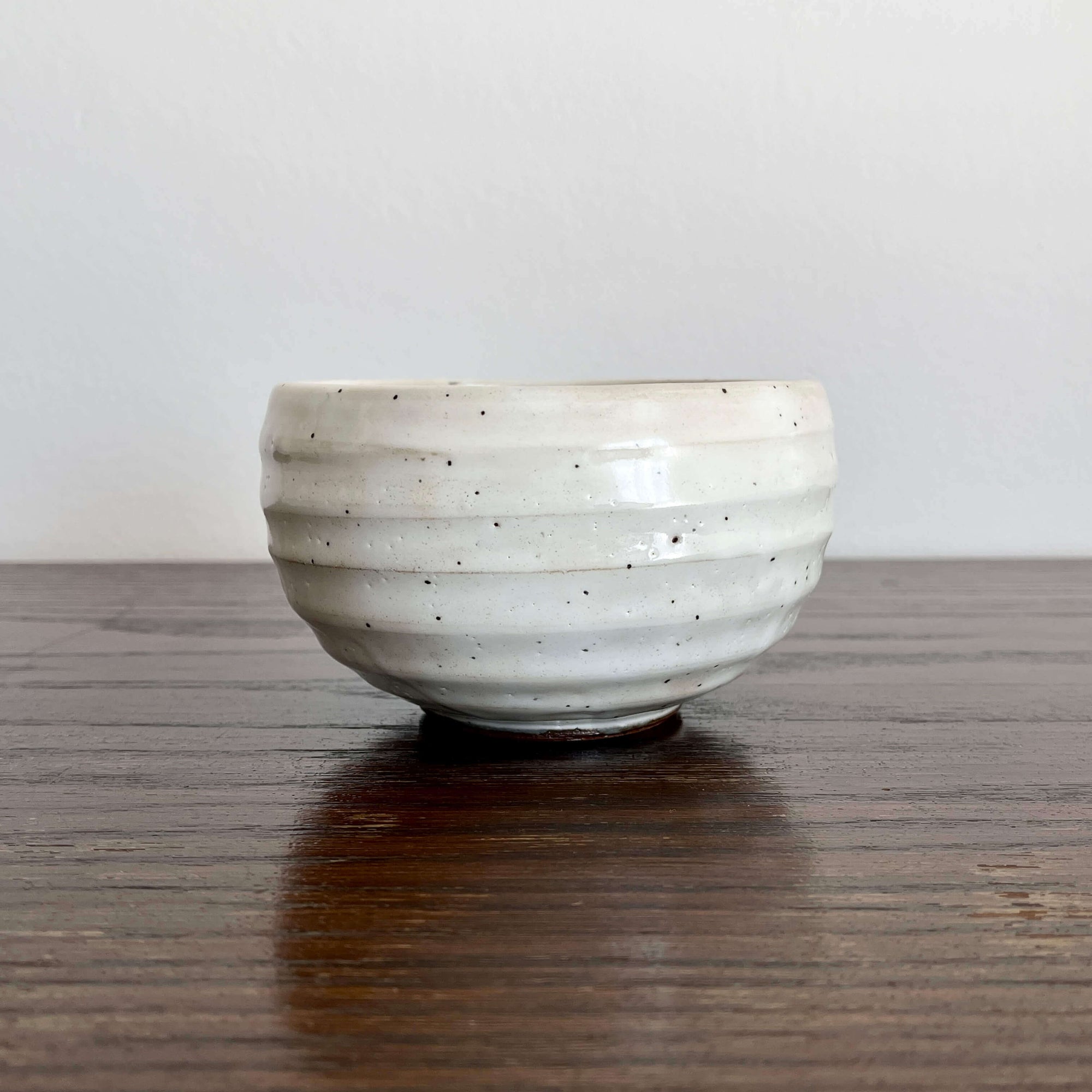 Ivory matcha bowl with a rounded form, made of porcelain. Ideal for enjoying Japanese matcha culture. Mino ware, handmade in Japan.