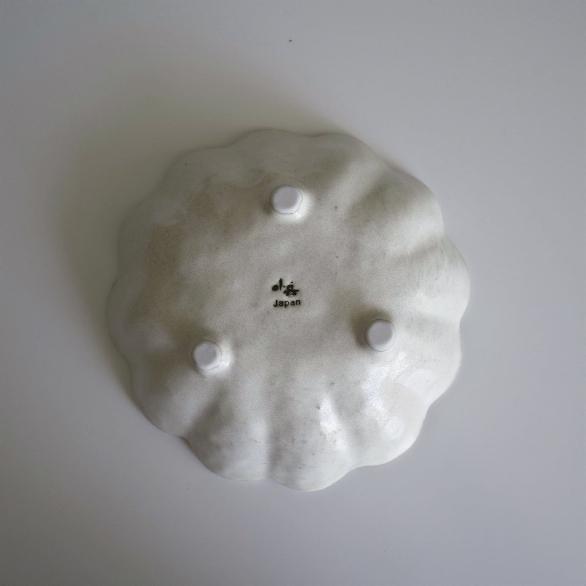 Bottom view of 16cm Rinka Bowl from Kaneko Kohyo, showcasing the handcrafted porcelain and signature marking, made in Japan.