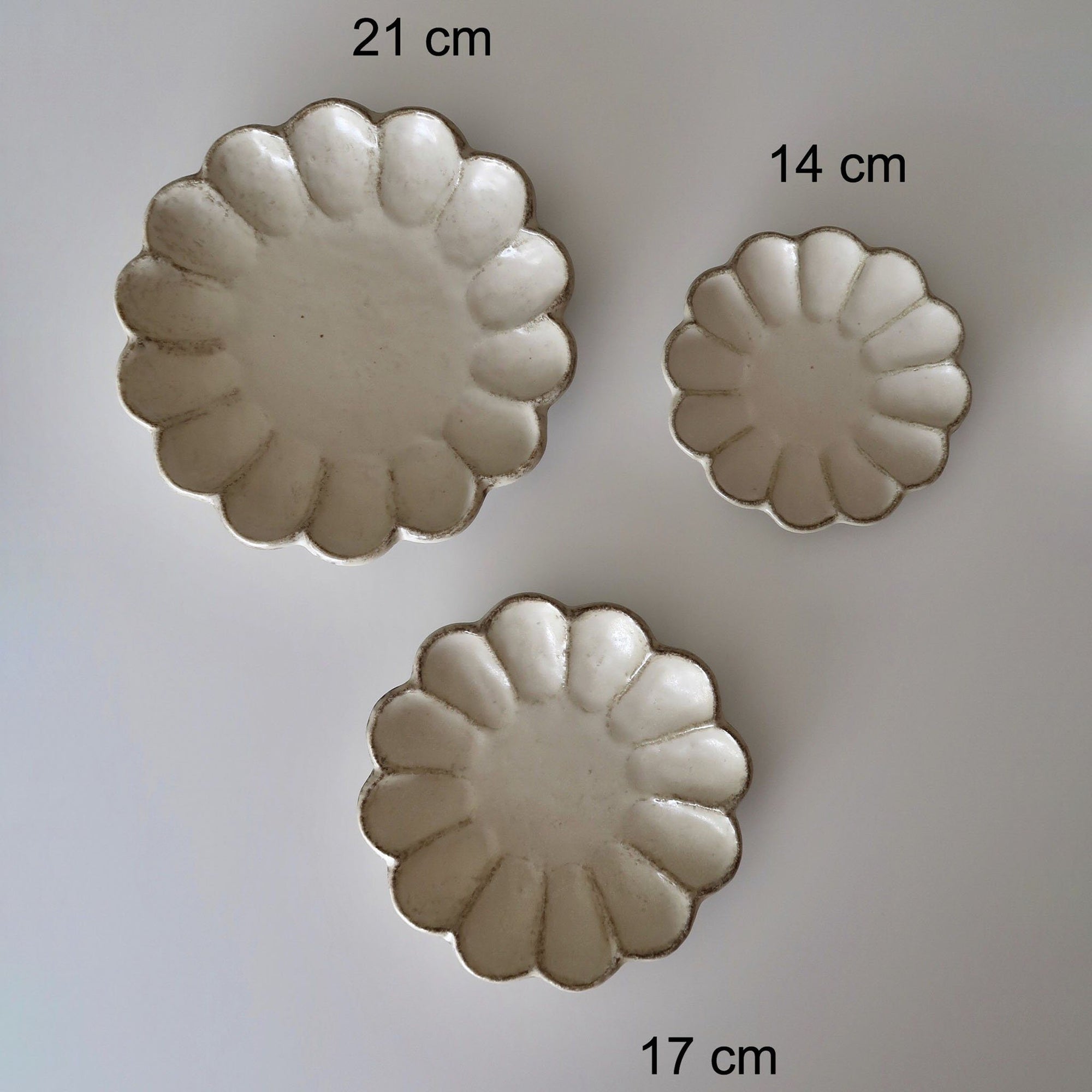 Decorative Rinka plates in sizes 21cm, 17cm, and 14cm from Kaneko Kohyo, showcasing elegant, handcrafted Japanese porcelain design.