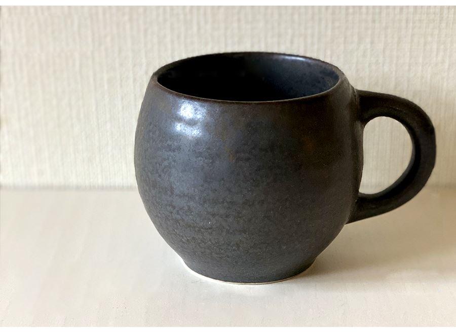 Rila Black Mug with textured porcelain finish from Kaneko Kohyo, microwave-safe, 340ml capacity, perfect for hand grip.