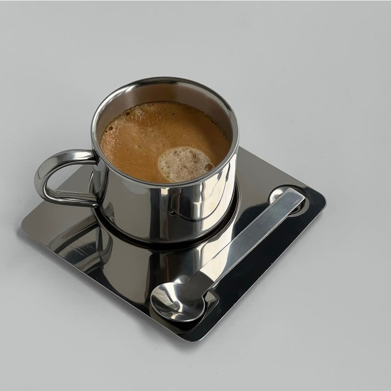 Tasse à café en acier avec soucoupe carrée et cuillère
