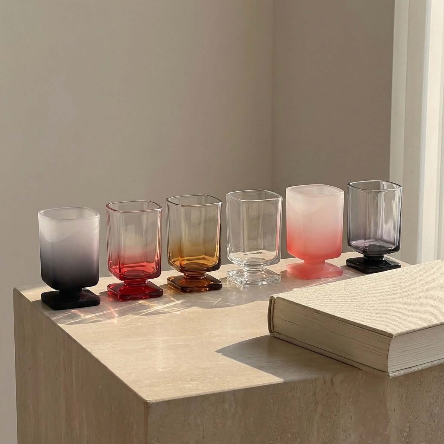Verre sur piédestal sculpté-ensemble de deux