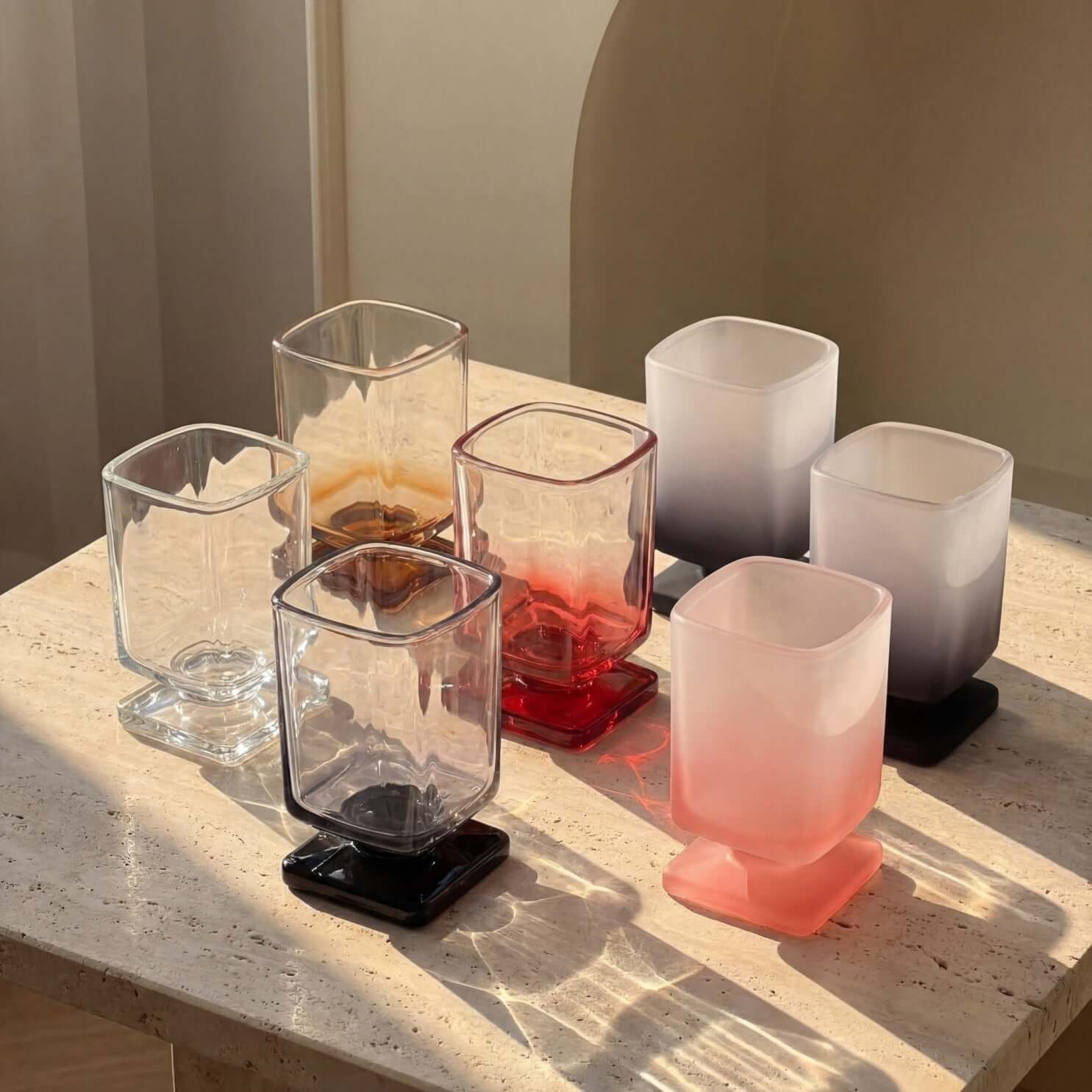 Verre sur piédestal sculpté-ensemble de deux