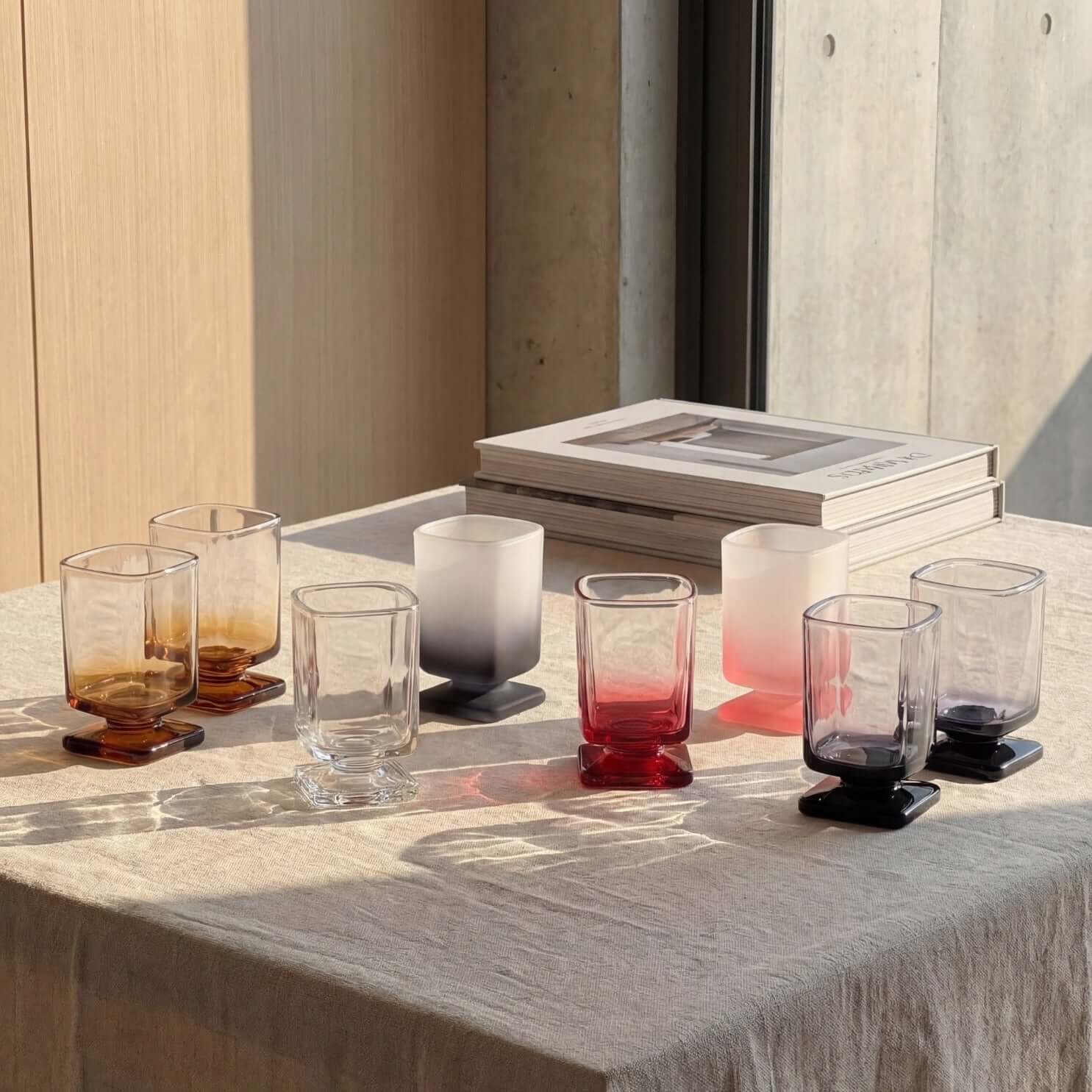 Verre sur piédestal sculpté-ensemble de deux