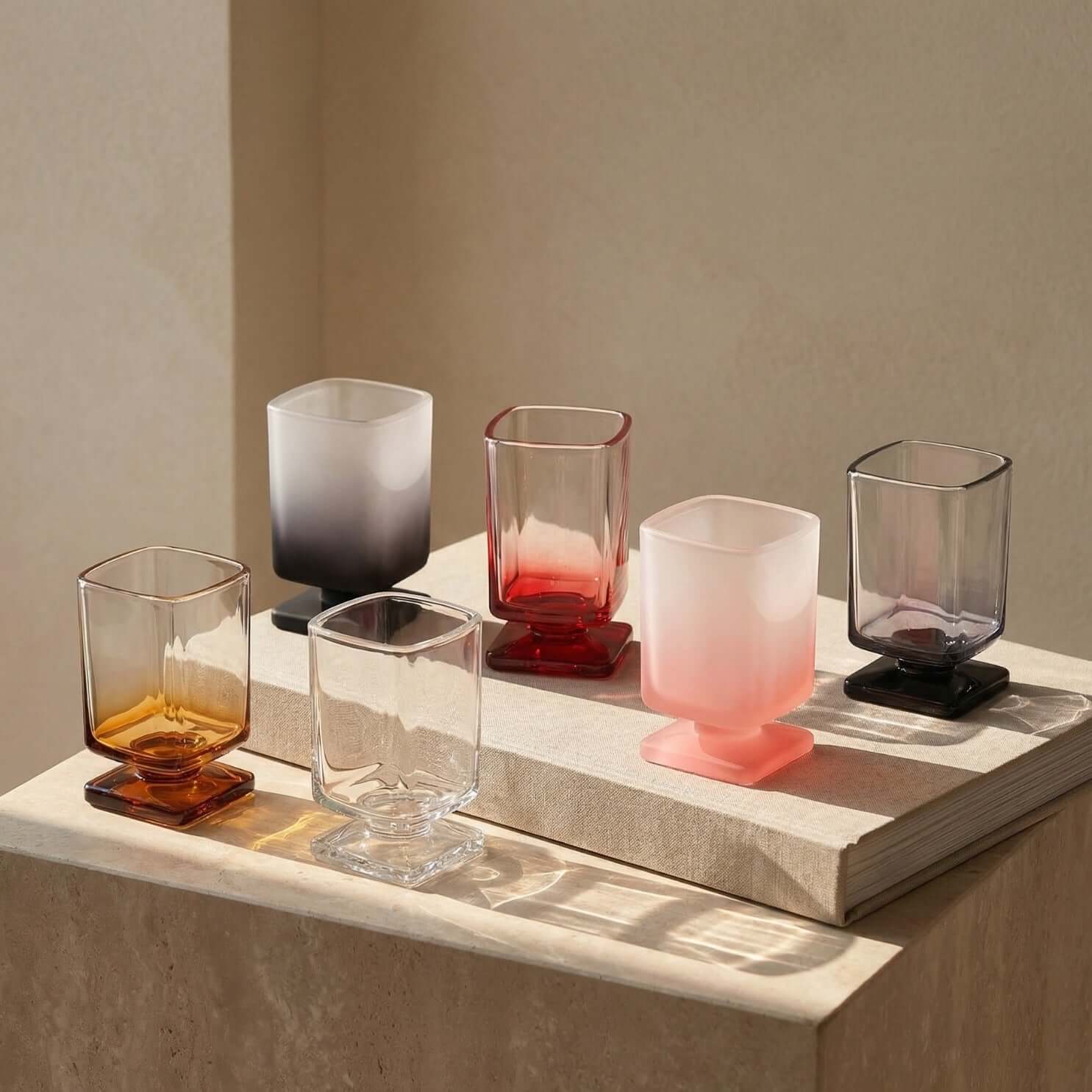 Verre sur piédestal sculpté-ensemble de deux