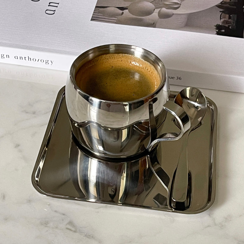 Kaffeetasse aus Stahl im italienischen Stil mit Untertasse und Löffel