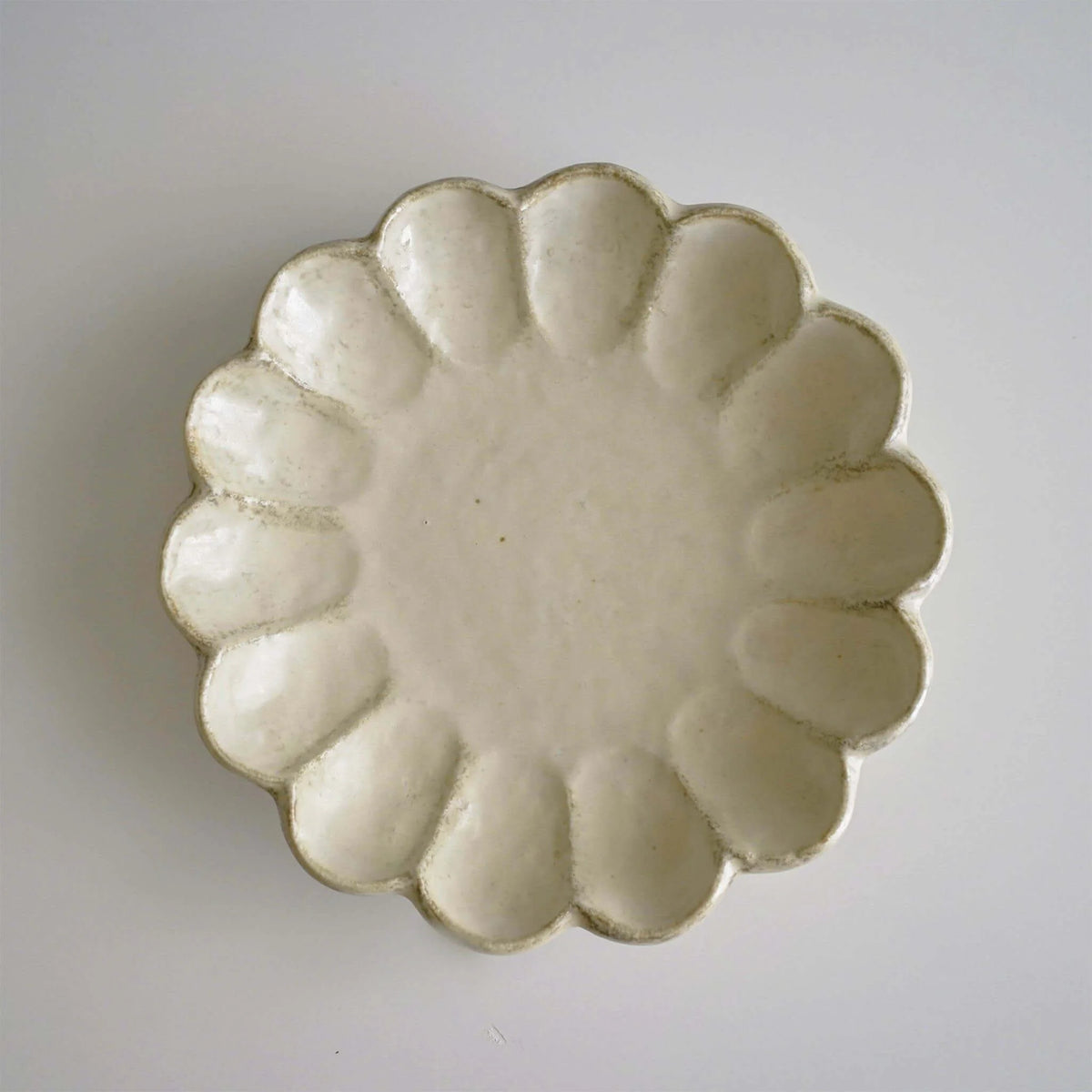 White Rinka 21 cm plate detail; two plates are included in this bundle.